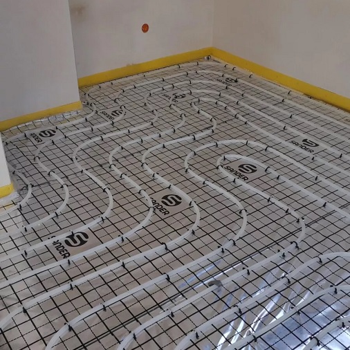 Taker System — szybki montaż rur na styropianie z klipsami - ogrzewanie podłogowe w bloku