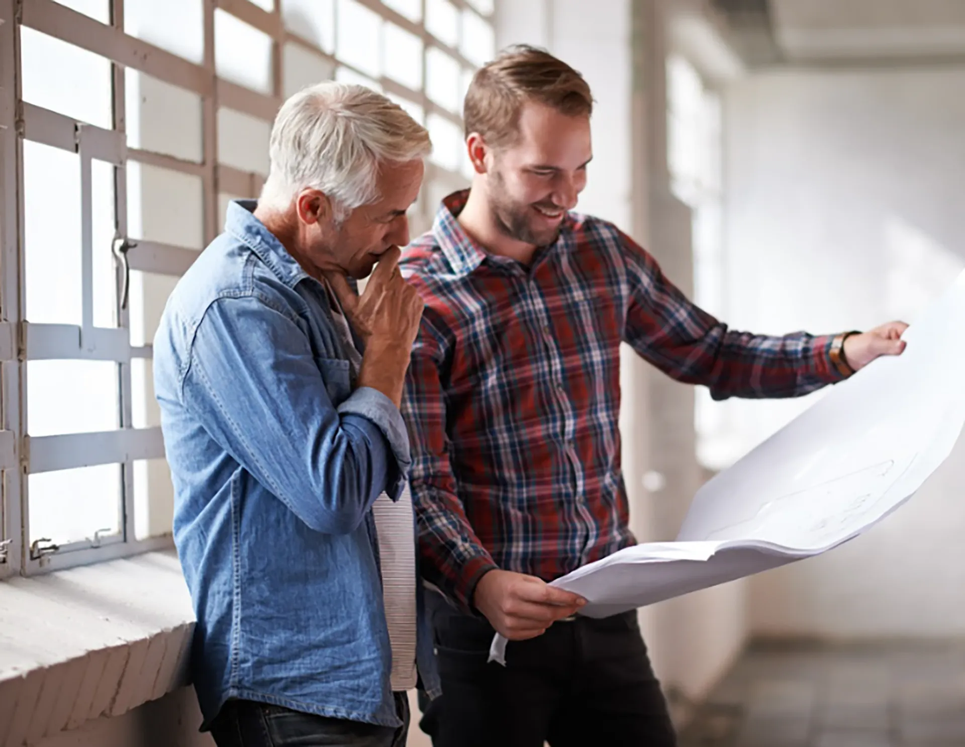 Osoby przeglądające projekt ogrzewania